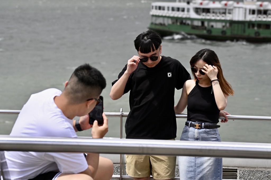 本港地區下午及今晚天氣預測下午部分時間有陽光及酷熱,有一兩陣驟雨。劉駿軒攝 本港地區下午及今晚天氣預測下午部分時間有陽光及酷熱,有一兩陣驟雨。劉駿軒攝