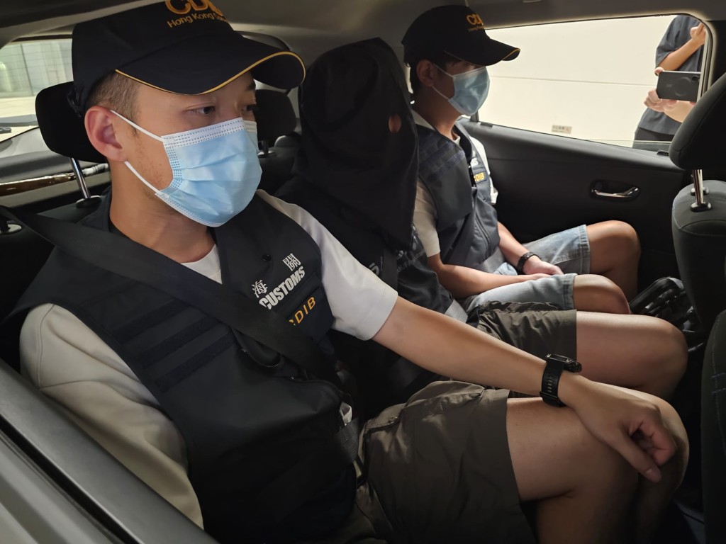 兩名本地男子被捕。