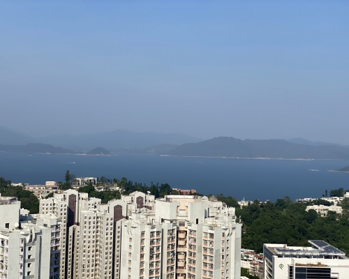 頂層複式連天台單位，廳房均可遠眺銀線灣一帶海景。