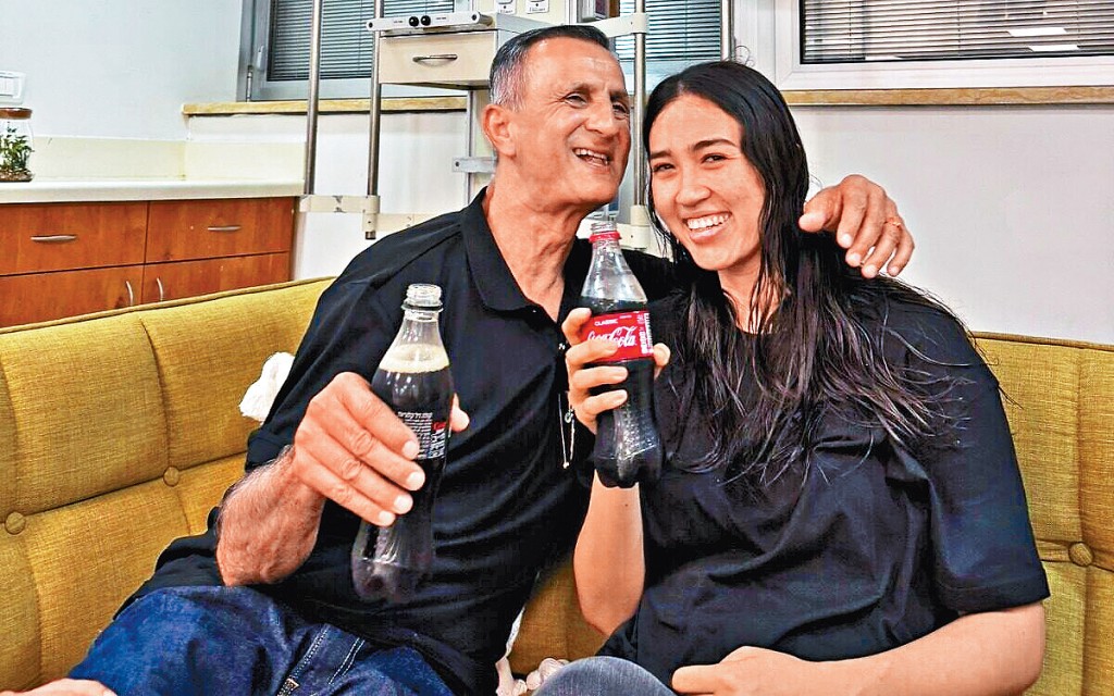 获救的中以混血儿诺亚与父亲重聚。