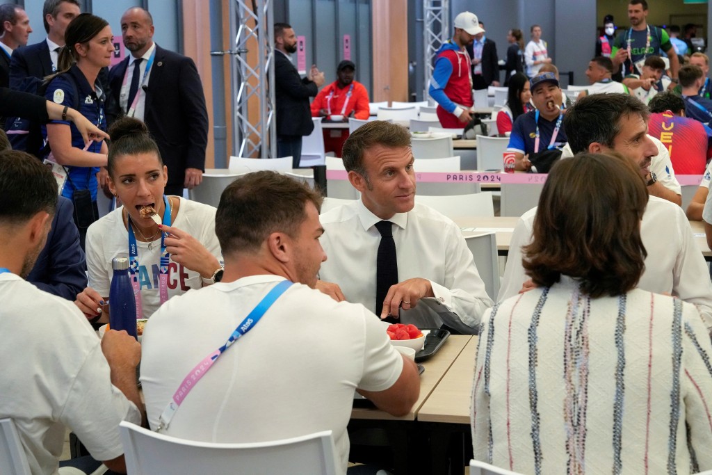 法國總統馬克龍曾到奧運村餐廳視察。　路透社
