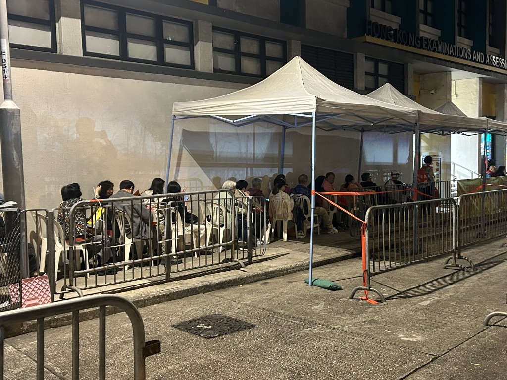 觀音廟旁的香港考評局外行人路設置了關愛區，供有需要人士輪候。