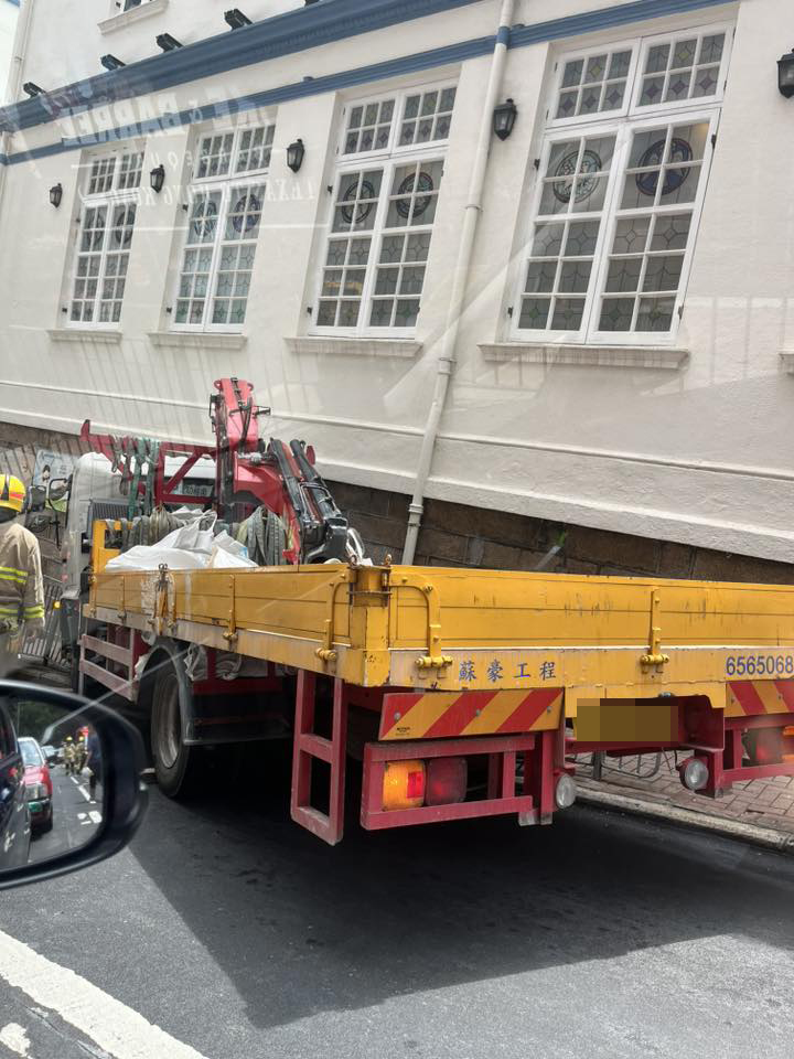 吊臂車溜前撞毀鐵欄,並直撞幼稚園外牆。網上圖片 吊臂車溜前撞毀鐵欄,並直撞幼稚園外牆。網上圖片