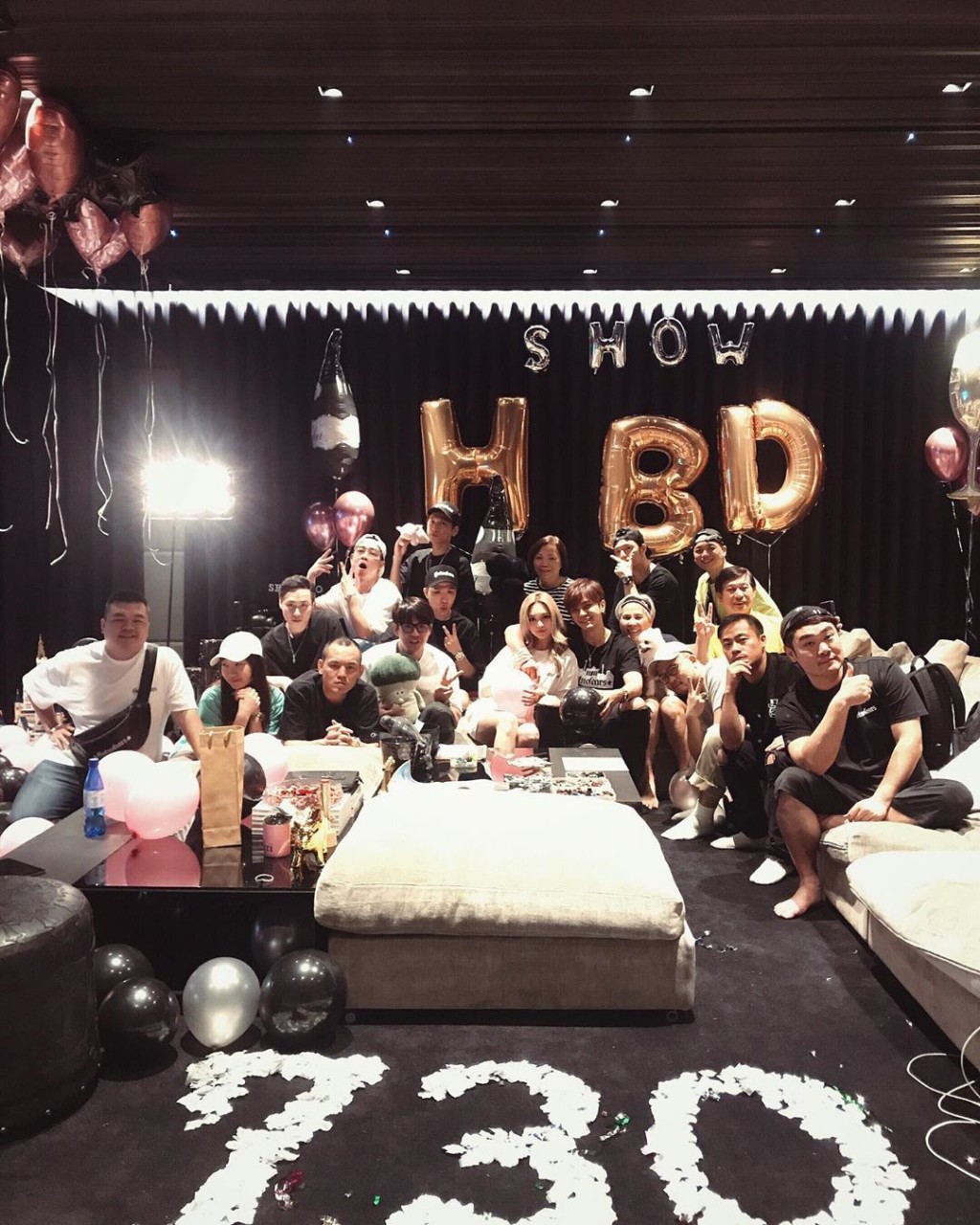 去年小豬生日，還首次高調攬周揚青，與一大班朋友慶生合照。