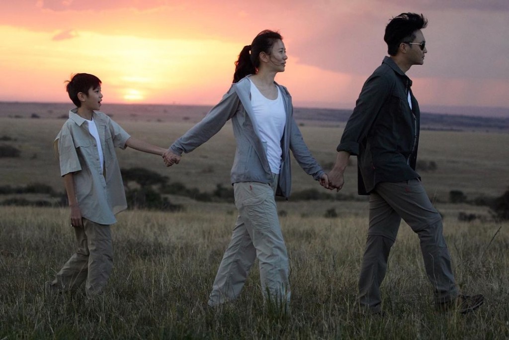 張氏一家三口手拖手心連心。