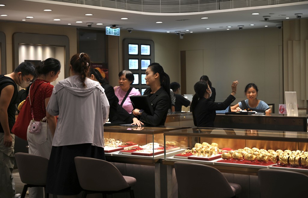 年尾是婚嫁旺季，帶旺金鋪生意。資料圖片