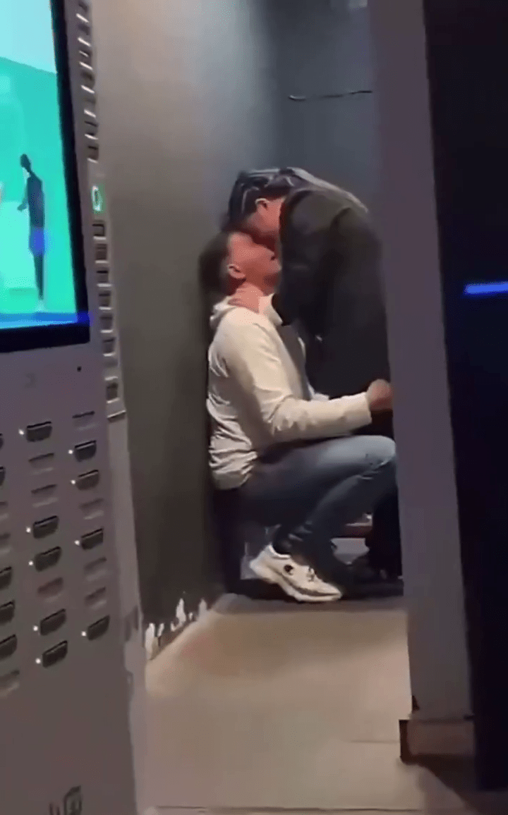 醉酒洋漢在內地酒吧內疑強抱清潔阿姨。 醉酒洋漢在內地酒吧內疑強抱清潔阿姨。