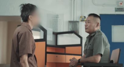 懲教人員協助處理阿清的外出許可。