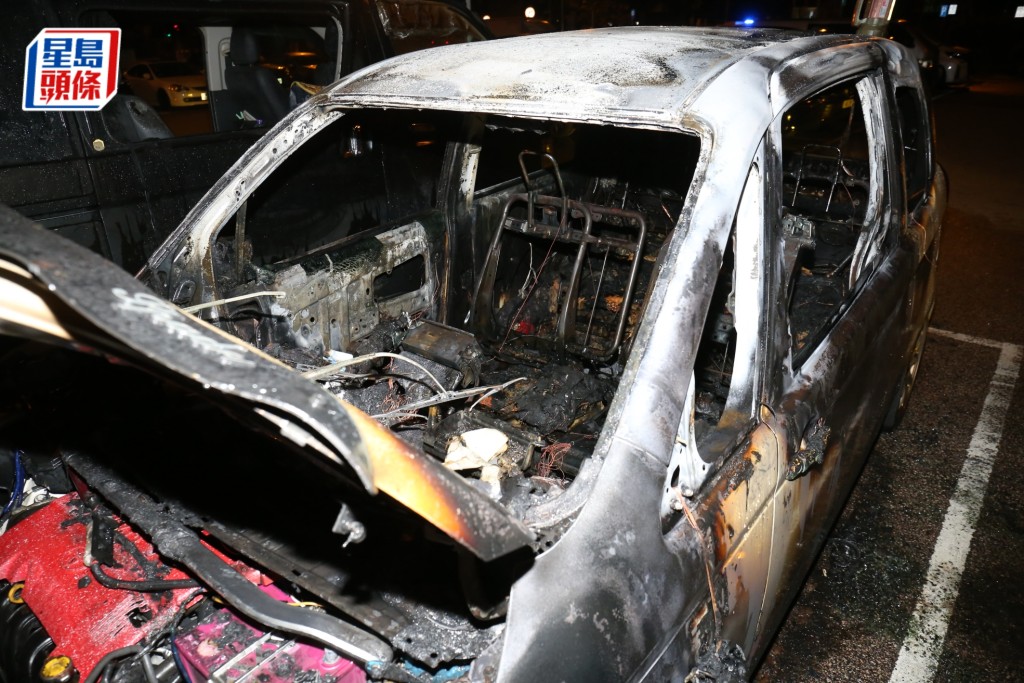 私家车严重焚毁。