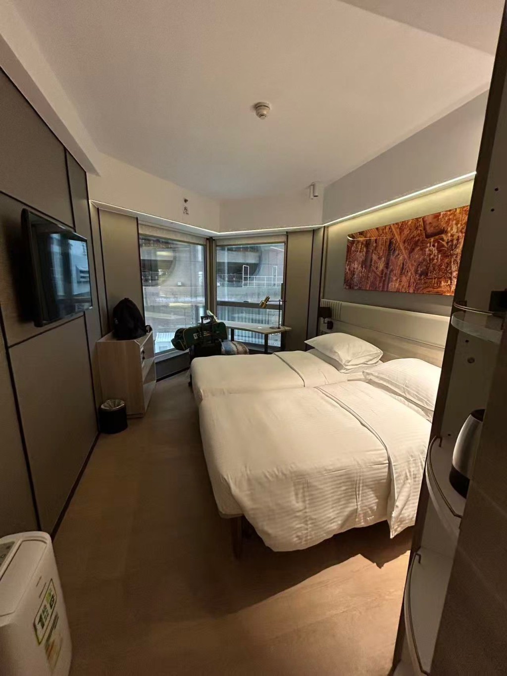 李同学先在炮台山的长租酒店中过渡,月租约1.8万元。 李同学先在炮台山的长租酒店中过渡,月租约1.8万元。