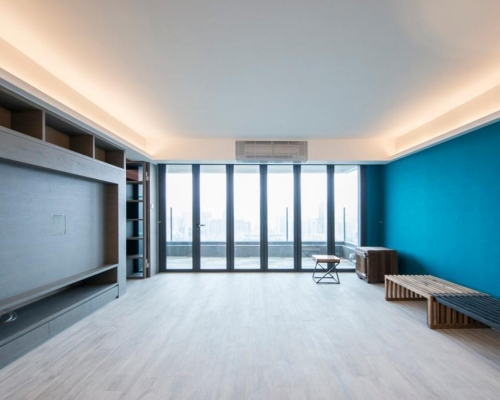 這個放盤屬於東半山松柏新邨C座中高層1室， 實用面積2323方呎，屬3房2套房2廳，另設士多房及工人房設計。


