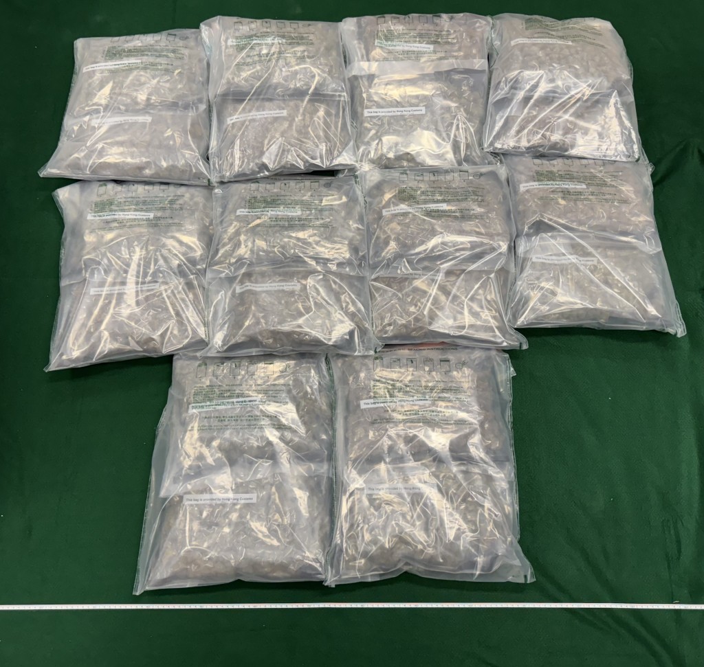 涉案19歲馬來西亞籍男旅客寄艙行李內的懷疑大麻花。 涉案19歲馬來西亞籍男旅客寄艙行李內的懷疑大麻花。