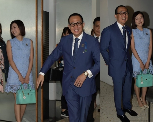 李泽楷与郭嘉文穿深浅蓝衣服，笑容满面大方合照。