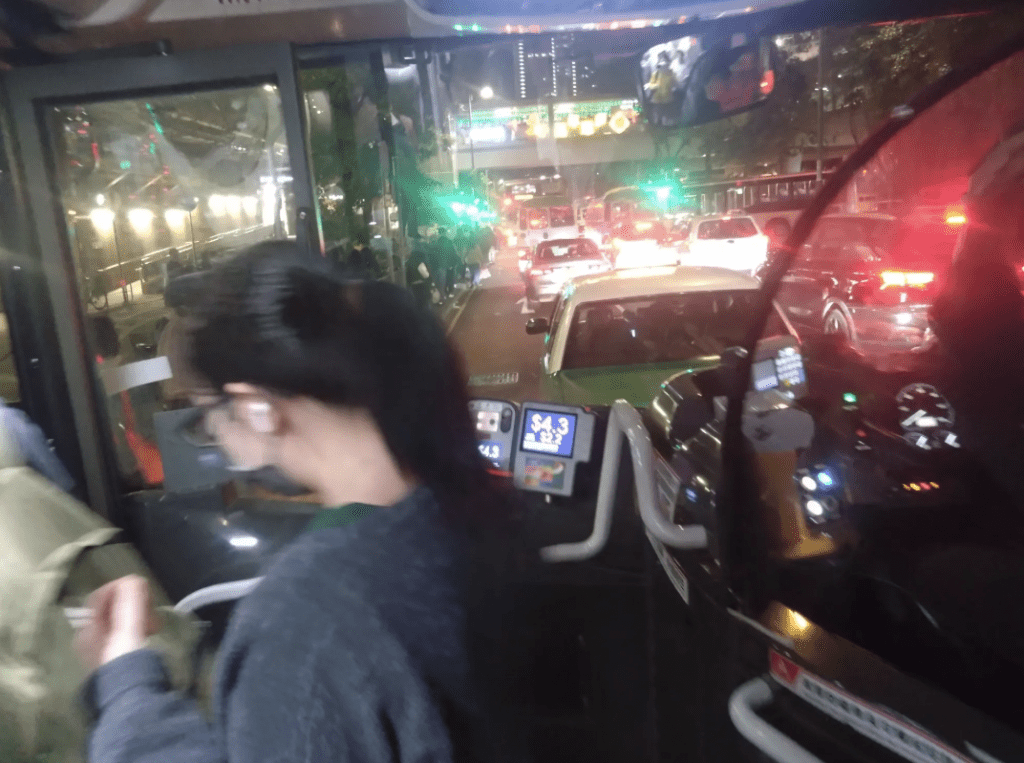 由於車流「塞到爆」，有部分甚至在高速公路或迴旋處邊緣被逼停車，讓無法忍受長時間等待的乘客下車步行。Threads@dreams_come_ture_111