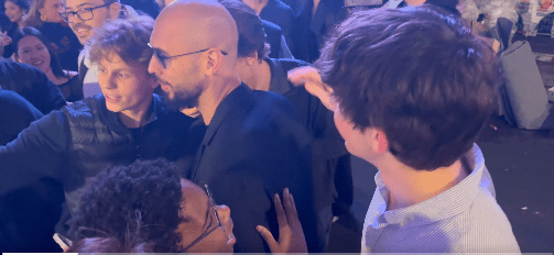 他們現身蘭桂坊，吸引大批年輕男女上前合照。資料圖片