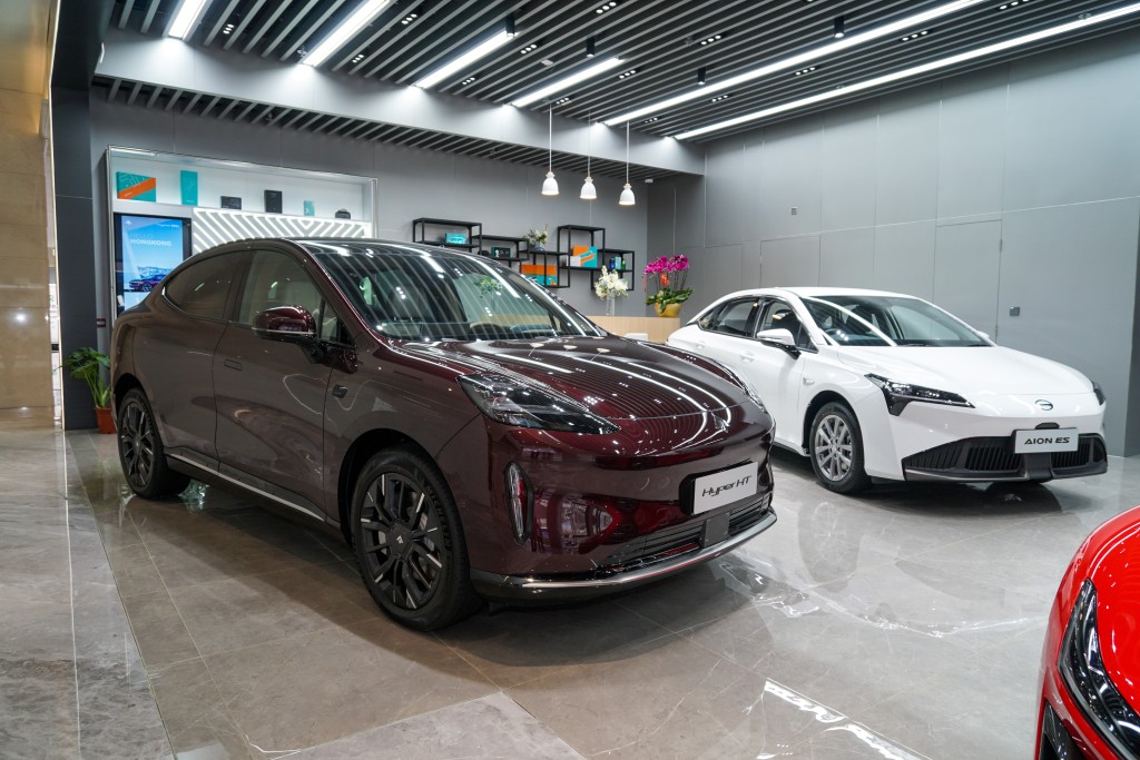 广汽埃安AION Hyper HT是一款长近5米的5座位纯电动SUV，后门可选配类似Tesla Model X的鸥翼电门。据悉新车部署6至7月输港，「一换一」意向价约40万港元起。