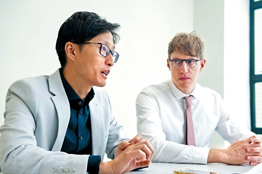 Stefan KÜHNER教授(右)指出,嶺大強調體驗式學習,每年有88%學生參與海外交流、考察、實習及創業計劃、領導培訓,藉以開拓視野。 Stefan KÜHNER教授(右)指出,嶺大強調體驗式學習,每年有88%學生參與海外交流、考察、實習及創業計劃、領導培訓,藉以開拓視野。