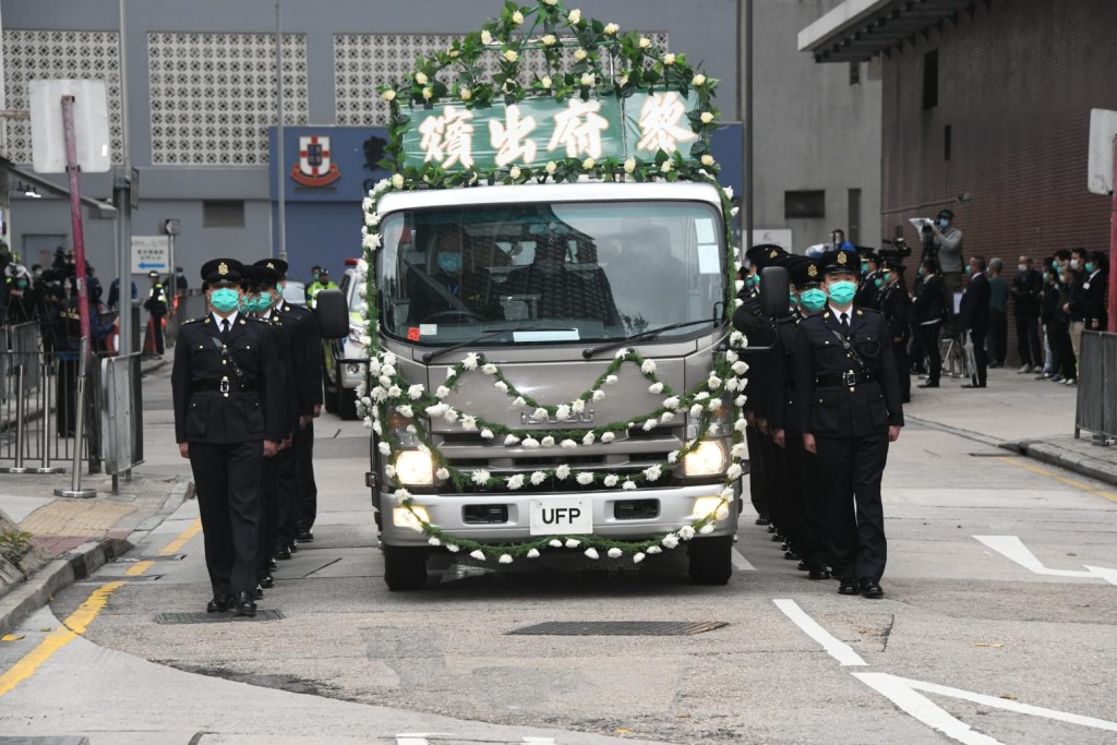 靈車離開殯儀館。