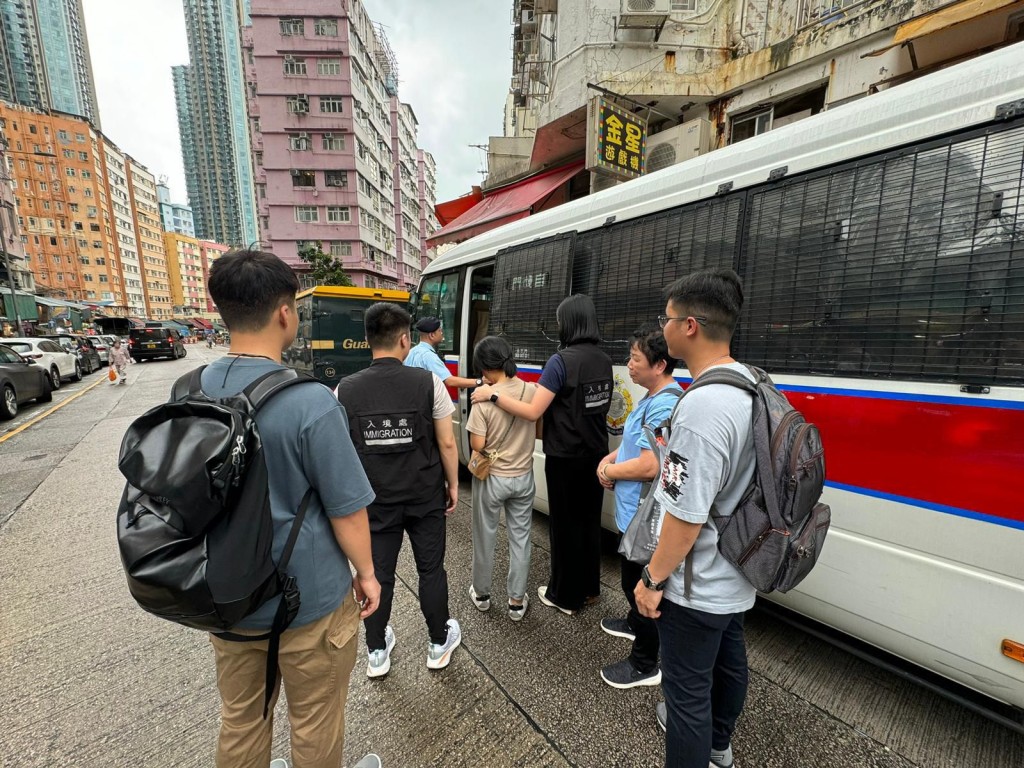 警方突擊搜查東九龍區內多個罪案黑點，共拘捕23人。警方圖片