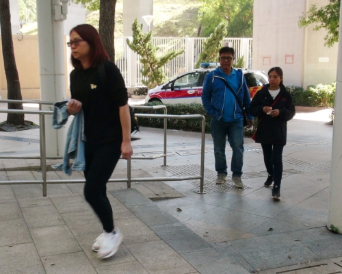 死者親友到殮房辦理認屍手續。林思明攝