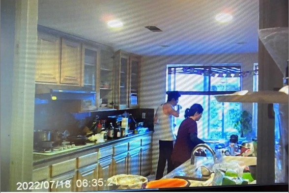 監視鏡頭拍到在廚房中的余悅和陳傑克。網上圖片
