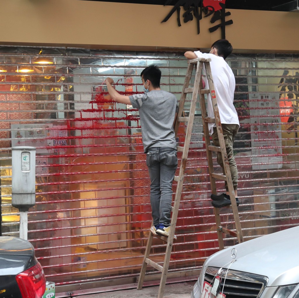 被淋紅油和牛店及附近兩間店舖周前齊被淋潑紅油,麥包店門口及捲閘受波及,要報警處理。