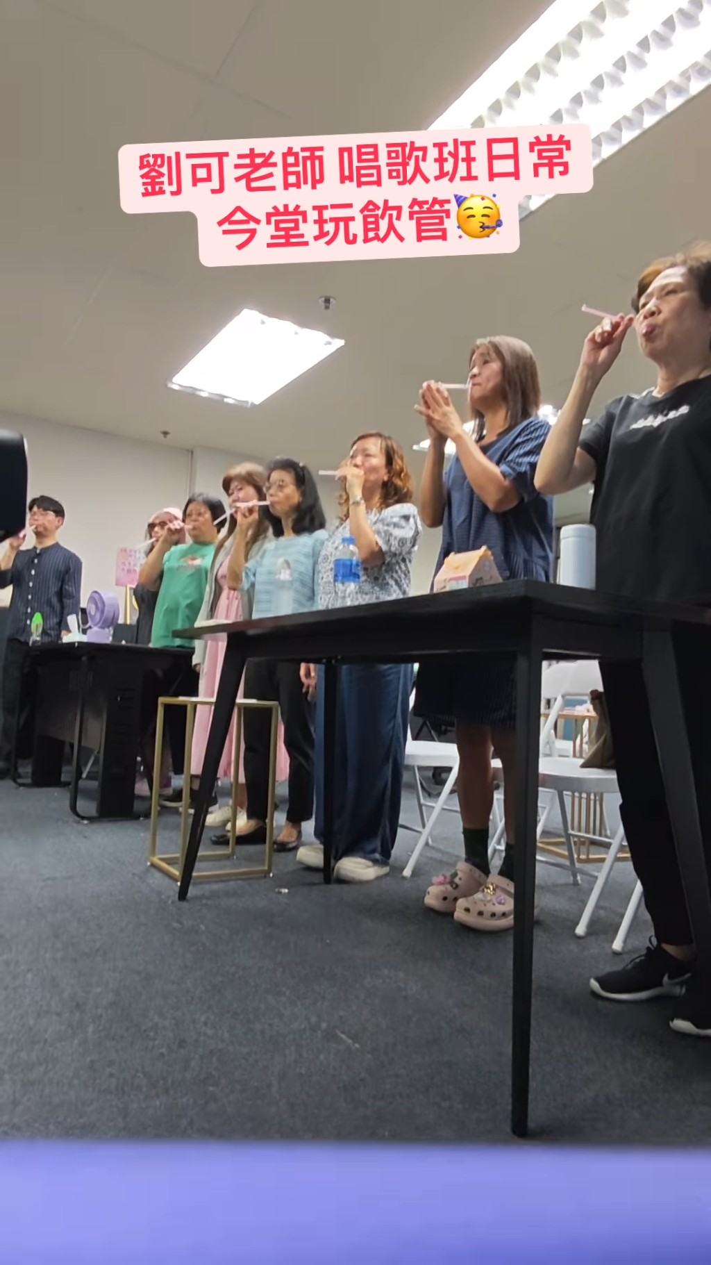劉可公開教唱歌秘技,請各位學生咬着飲管幫助同學明白發聲位。 劉可公開教唱歌秘技,請各位學生咬着飲管幫助同學明白發聲位。