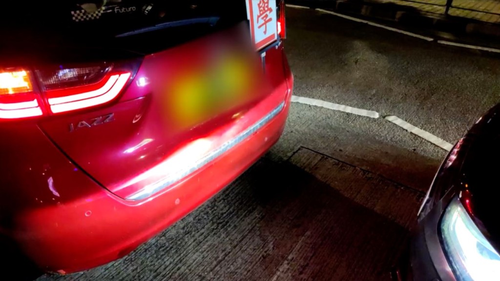 兩年前許小姐在跑馬地駕車時，與前方掛學牌車輛輕微碰撞。無綫《東張西望》圖片