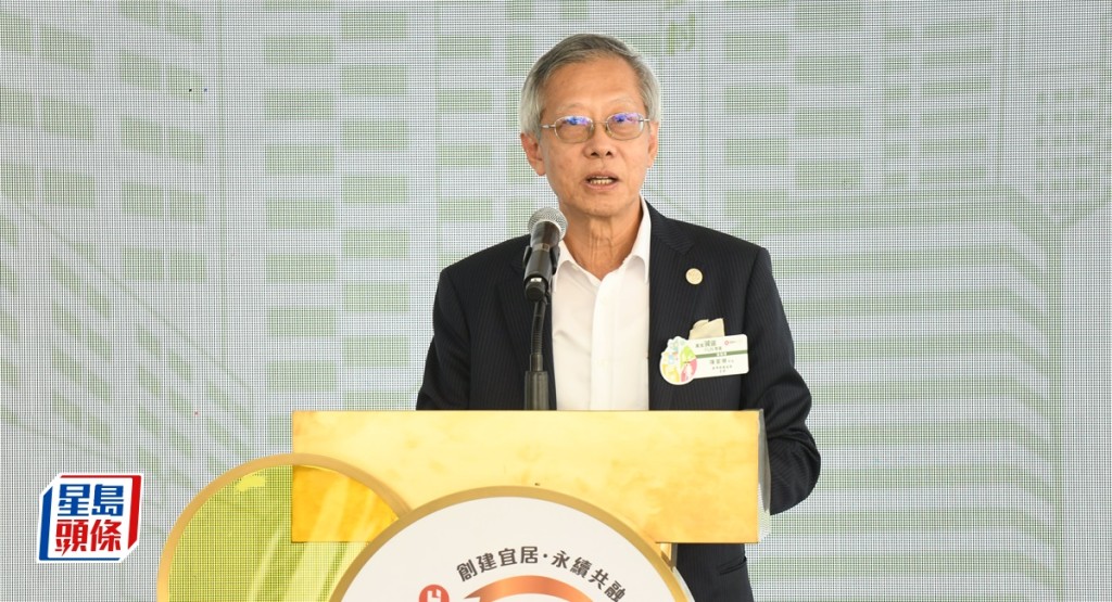 房協主席陳家樂指房協出租屋邨將在垃圾徵費實施首半年提供免費垃圾貨。何健勇攝