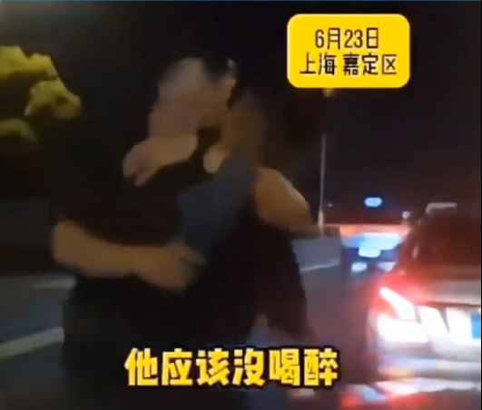 上海有的士司機因行車糾紛，被另一司機兩度猥褻強吻。