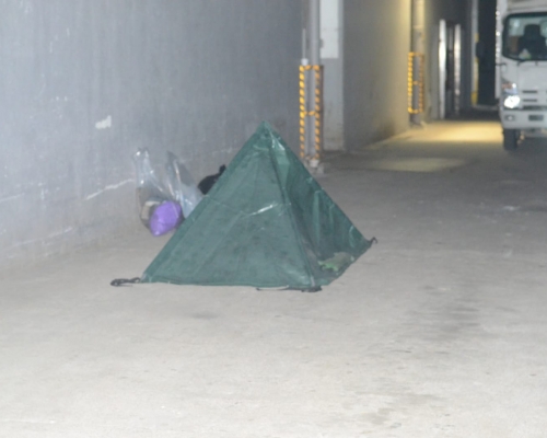 警用帳篷遮蓋屍體。