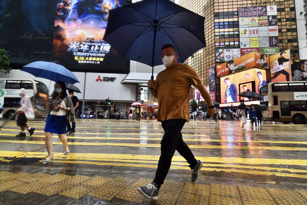 天文台于5时再发特别提示，指未来一两小时香港广泛地区可能受大雨影响，市民应提高警觉。资料图片