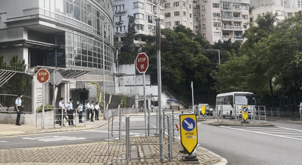 夏寶龍下午約五時半乘坐白色的專車,在警方車隊護送下途經外交部駐港特派員公署。林彥汛攝 夏寶龍下午約五時半乘坐白色的專車,在警方車隊護送下途經外交部駐港特派員公署。林彥汛攝