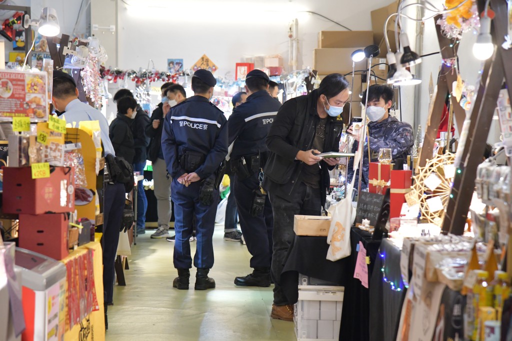 警方国安处联同海关突击搜查旺角银城商场「隐世市集」。