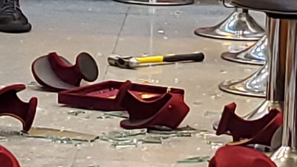 地面有一把懷疑賊人遺下的鐵錘。