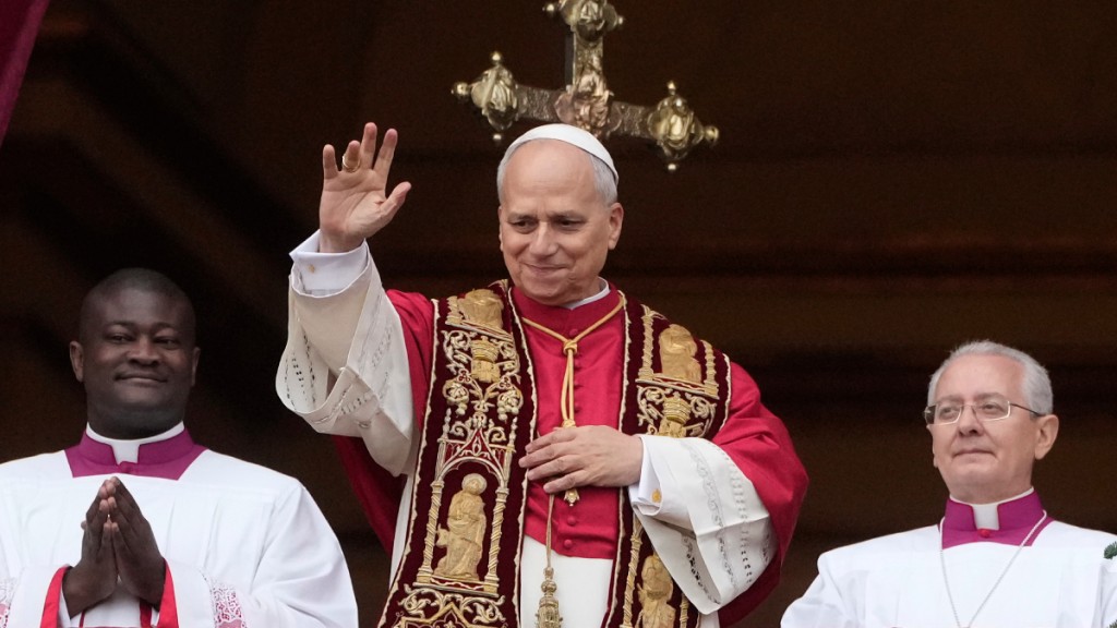 教宗良十四世在聖誕節於梵蒂岡伯多祿大殿中央陽台頒布了他的首篇聖誕文告。美聯社