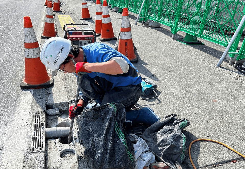 富士山熱門拍照點再增設欄杆，防止遊客亂過馬路。 路透社資料圖