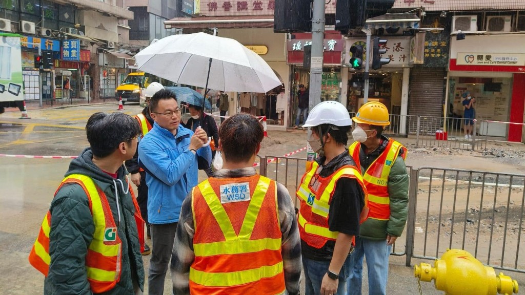 水務署人員進行緊急維修。民政事務總署Facebook專頁圖片