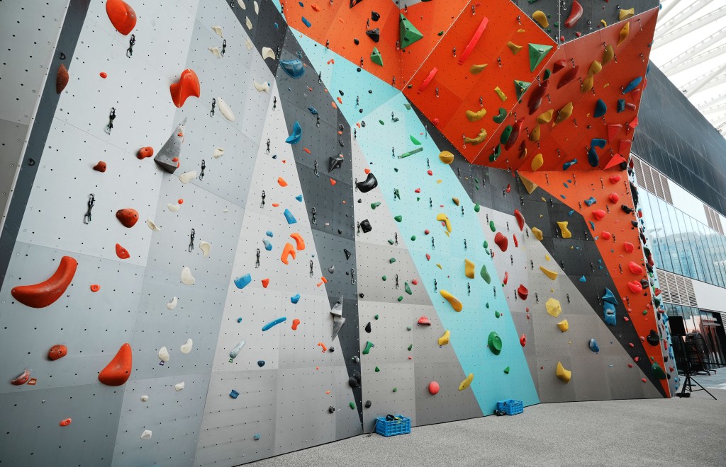 攀石館設有四幅攀石牆,適合不同程度的攀登者。 攀石館設有四幅攀石牆,適合不同程度的攀登者。