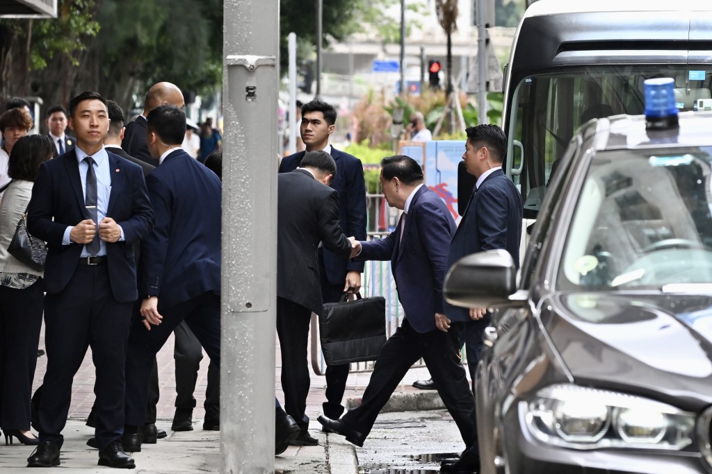 夏寶龍到達土瓜灣社區客廳,勞福局局長孫玉菡在場迎接。劉駿軒攝 夏寶龍到達土瓜灣社區客廳,勞福局局長孫玉菡在場迎接。劉駿軒攝