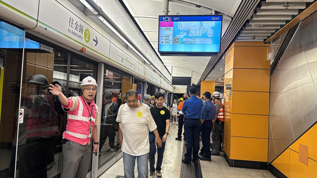 演習中,一列列車上的「乘客」需要疏散,在港鐵人員及多個政府部門人員協助下沿路軌旁的通道安全有序地返回利東站月台。 演習中,一列列車上的「乘客」需要疏散,在港鐵人員及多個政府部門人員協助下沿路軌旁的通道安全有序地返回利東站月台。