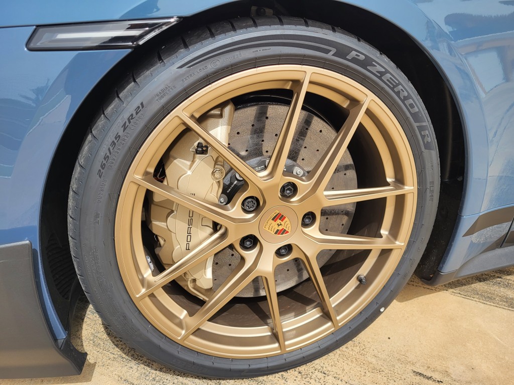 保時捷Porsche Taycan Turbo GT鍛造21吋輪圈、P Zero R輪胎及碳陶瓷煞車碟均是Weissach Package專用項目。