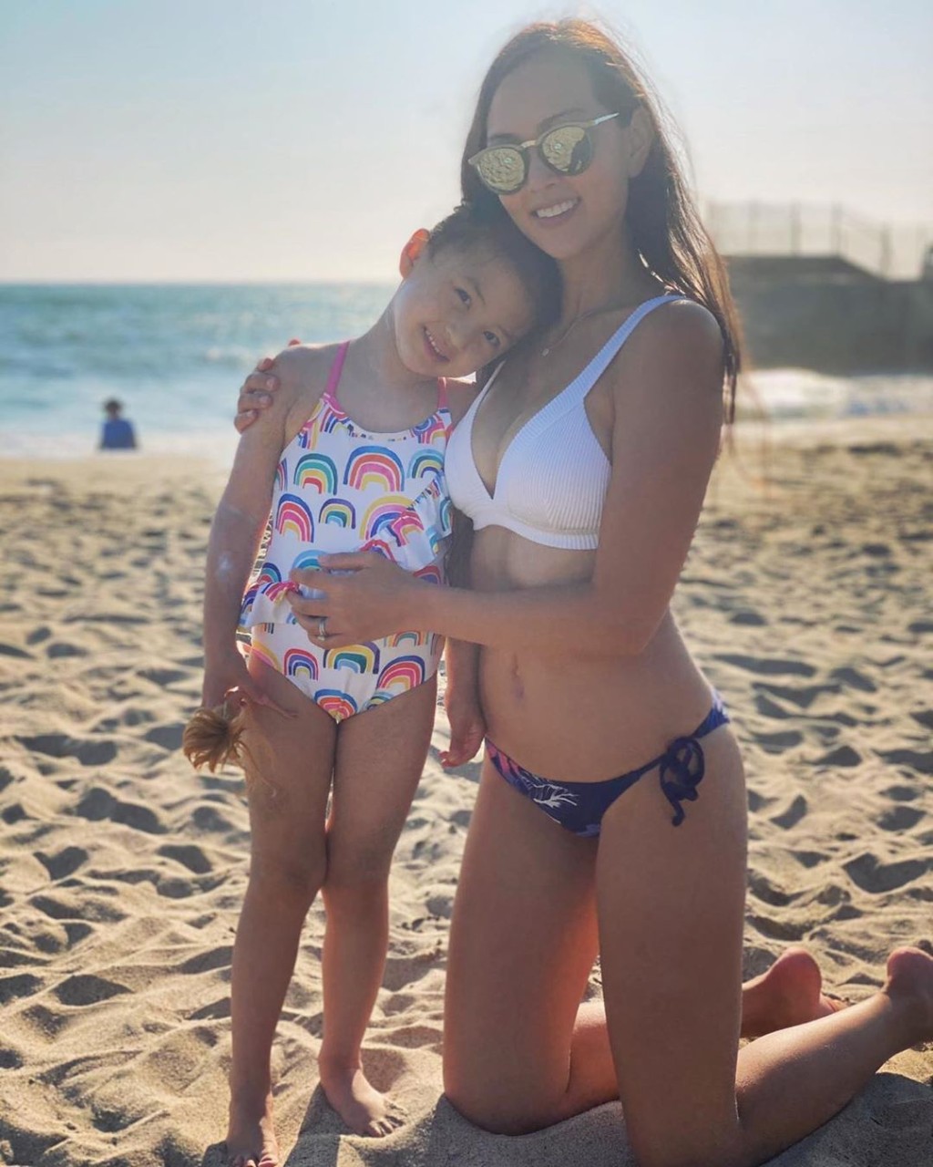 32歲的Jessica C.是美籍模特兒，04年出道，15年與男星安志杰結婚，育有囡囡Tessa及囝囝Elvis。
