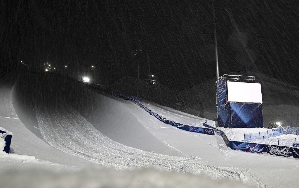 降雪強度超出預期，U型場地賽道被厚雪覆蓋，不符合比賽要求。新華社