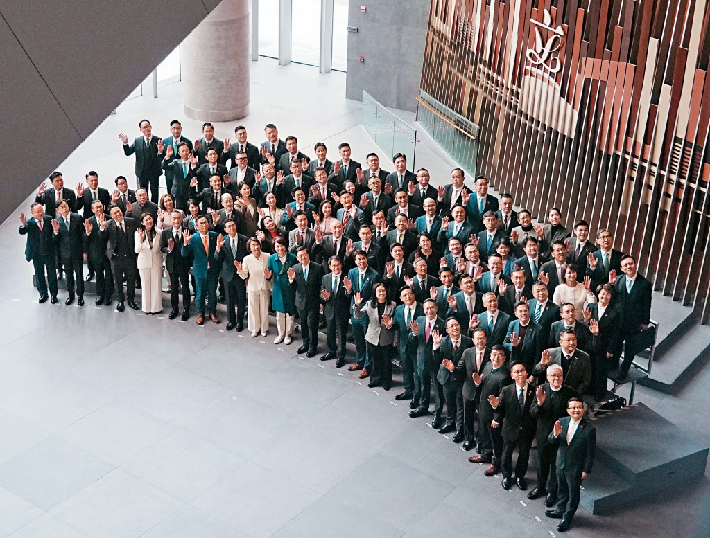 全體議員與行政長官李家超合照。