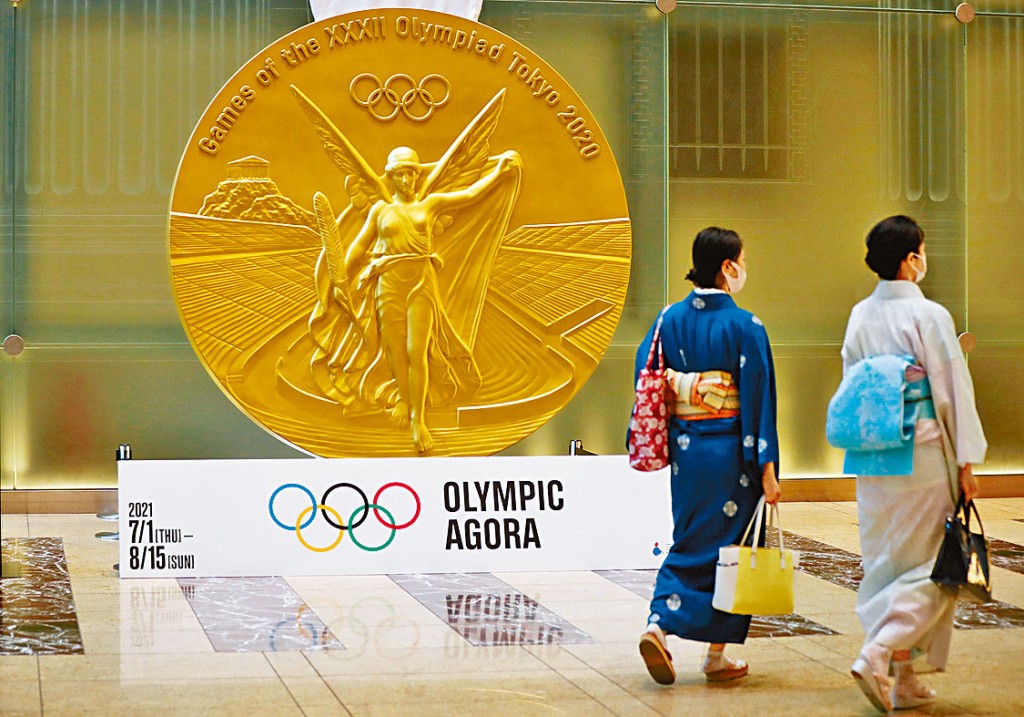 ■东京街头展示的东京奥运奖牌模型。