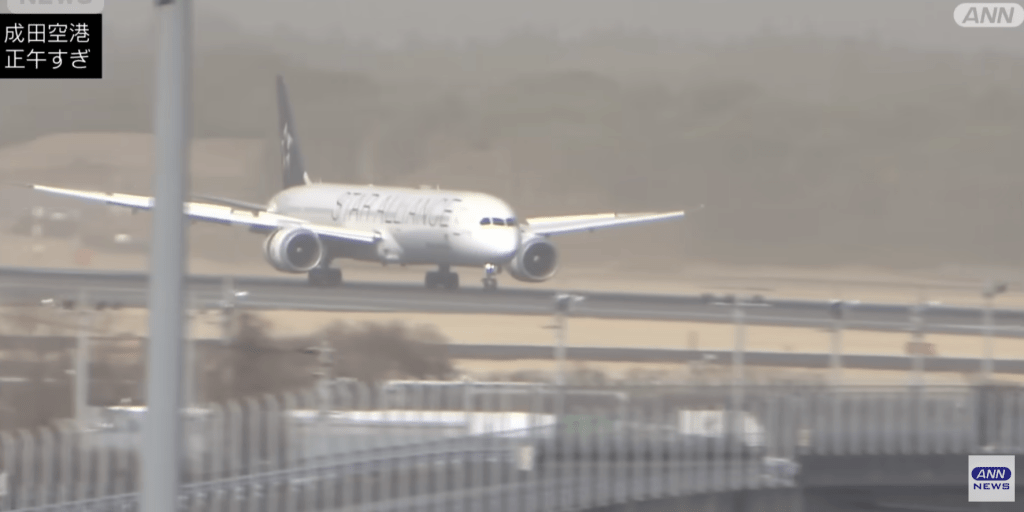 其中一架客機機輪幾乎已觸碰到地面，但在最後一刻因風勢不穩，機師果斷決定放棄降落（Go-around），隨即拉起機頭重回空中。ANNnews畫面截圖