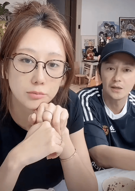 陳浩民與妻子蔣麗莎近日直播，蔣麗莎嬲爆爆大鑊。