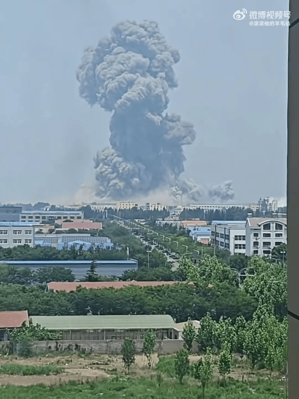 山東一化工廠房爆炸,驚現巨型「蘑菇雲」。 微博 山東一化工廠房爆炸,驚現巨型「蘑菇雲」。 微博