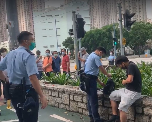男子在天瑞邨與街站人員發生衝突後被捕。「天水連線」fb截圖

